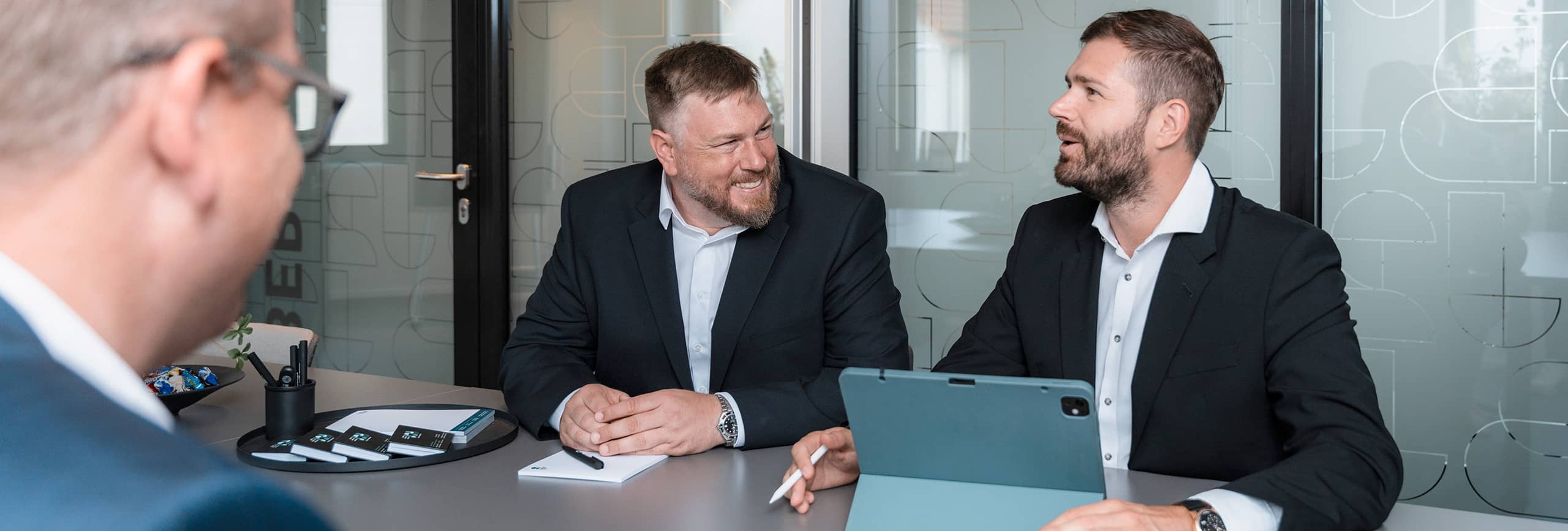 Oliver Jakob und Kai Bentele sitzen beisammen und reden miteinander